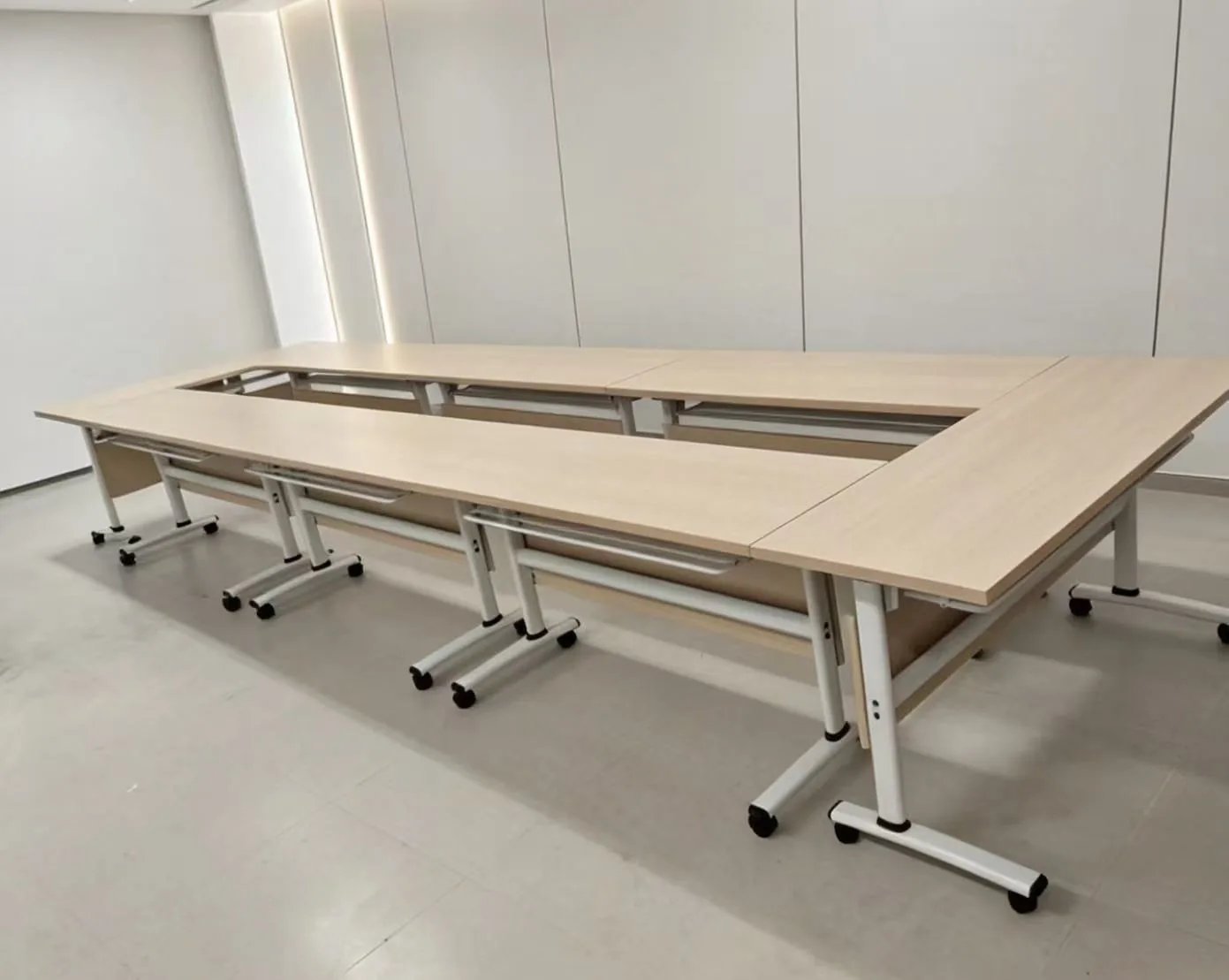Modular meeting tables