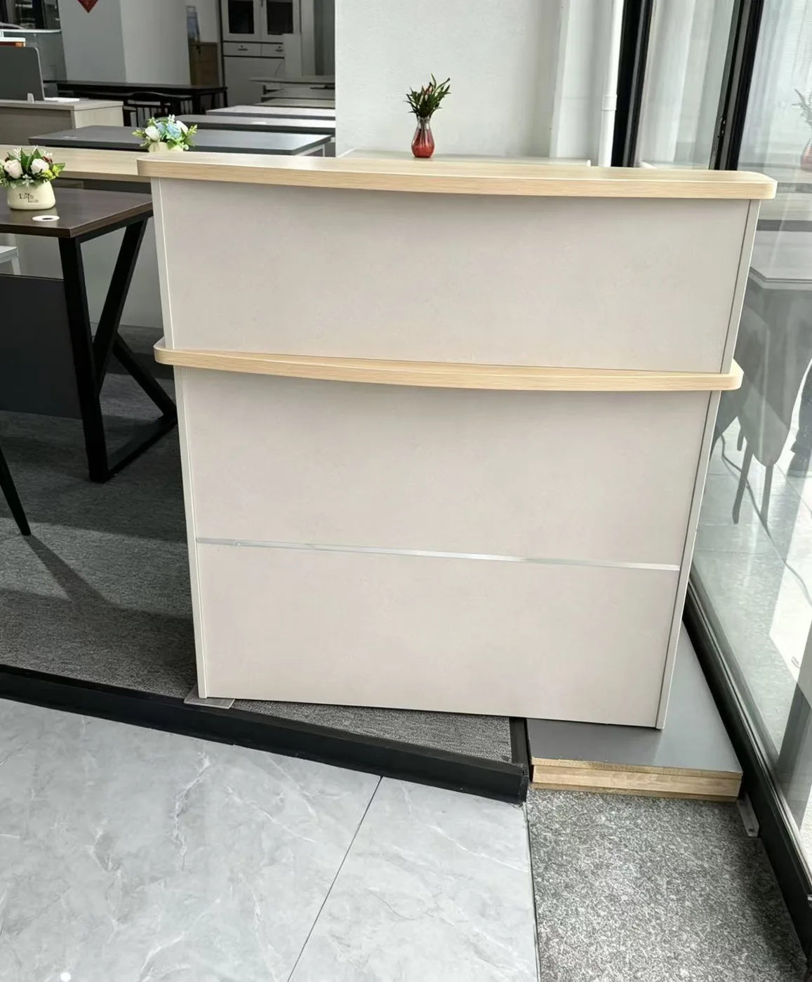 Cream reception counter