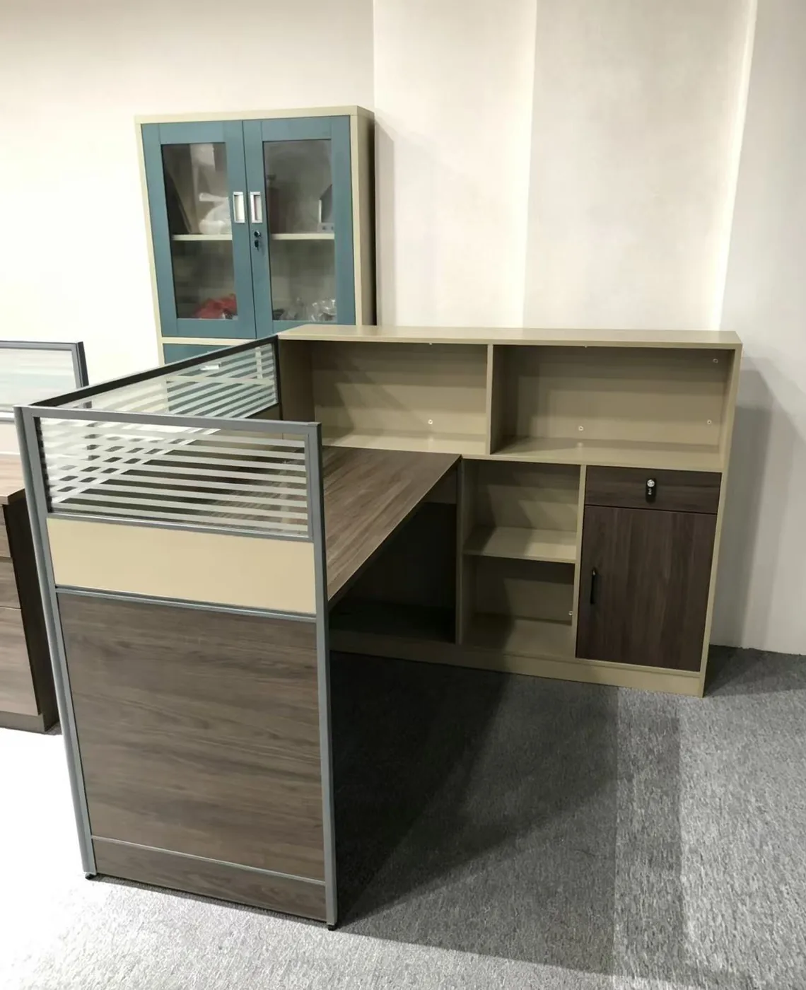 Wood hutch workstation