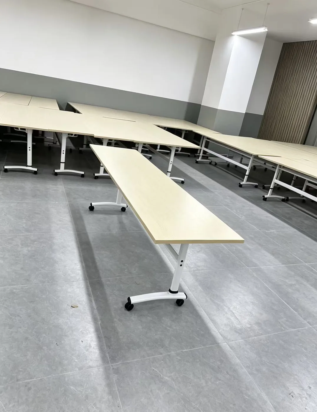 U-shaped mobile meeting tables